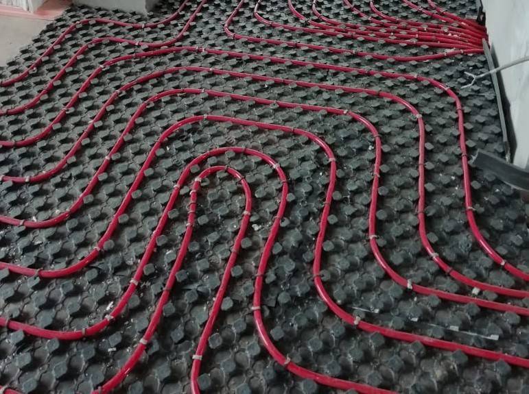 Укладка теплого пола в стяжку – технология по шагам для водяного и электрического пола
