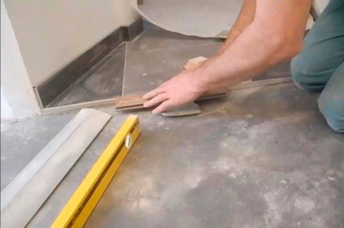 Как положить плитку на неровный пол своими руками