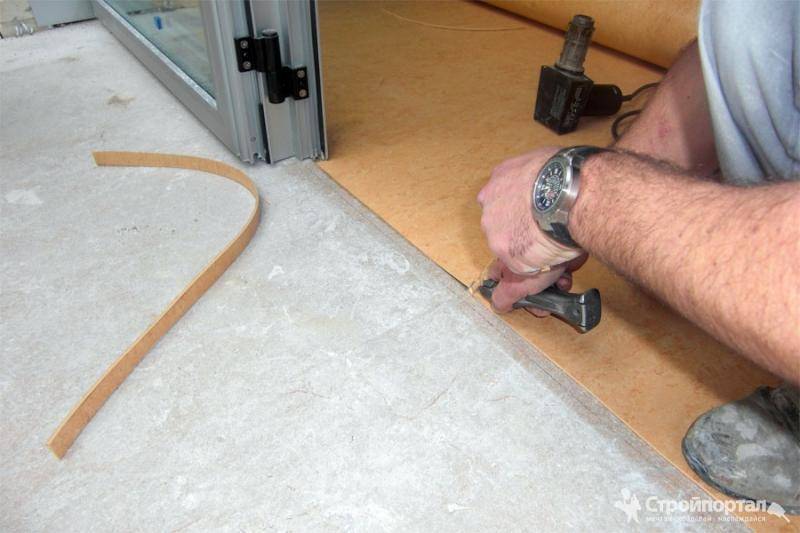 Пошаговая инструкция как приклеить линолеум к бетонному полу