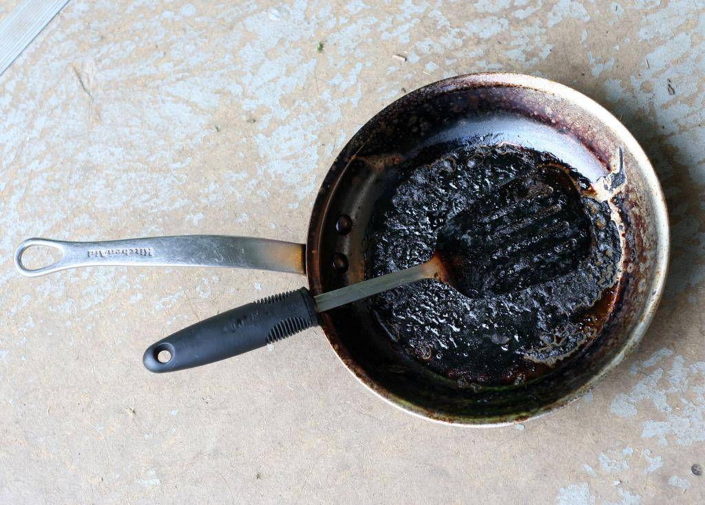 Как очистить пригоревшую сковороду — накипь