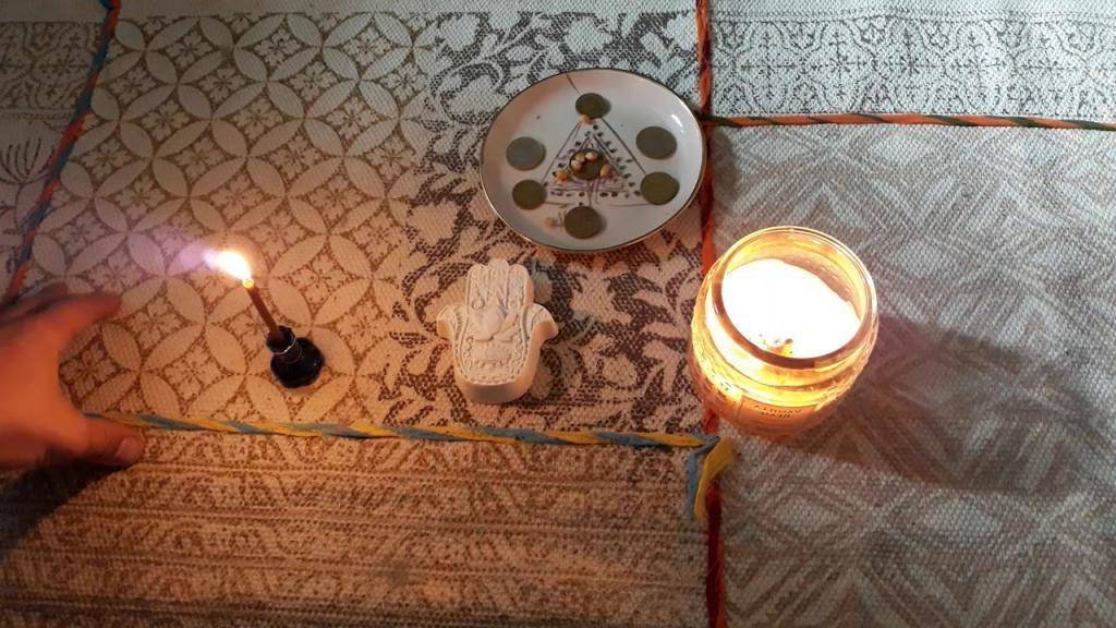 Почему нельзя мыть полы в дорогу: глупое суеверие или верная примета