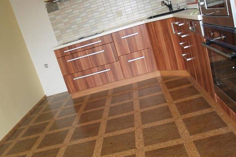 О плюсах и минусах использования ламината в кухне на полу и стенах