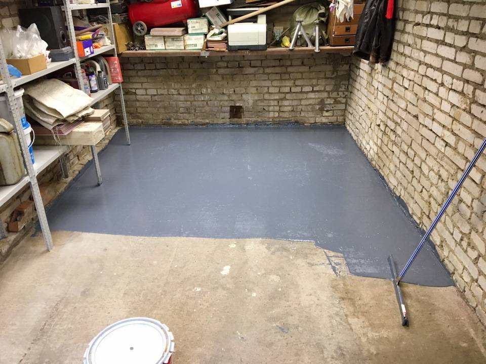 Как сделать бетонный пол в гараже: какой марки бетон нужен, толщина, как выровнять покрытие, чем обработать, устройство по грунту, ремонт, пропорции бетона, фото и видео