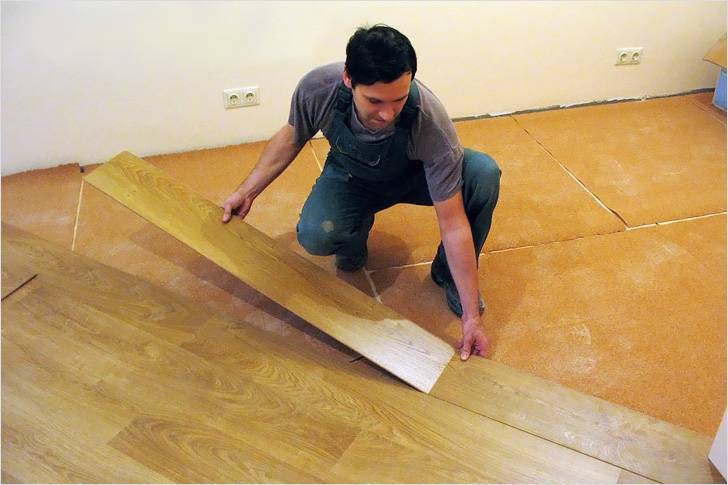 Как стелить ламинат на деревянный пол: рабочий процесс в несколько этапов