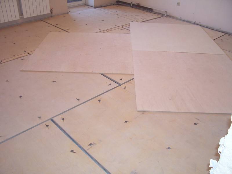 Укладка фанеры на бетонный пол: выбор материала, нюансы проведения работ