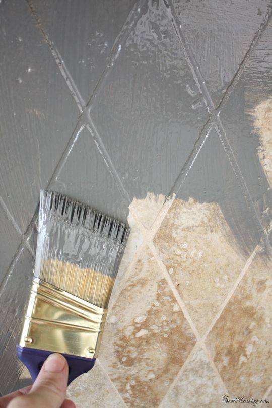 Можно ли покрасить плитку на полу в ванной, чем и как покрыть