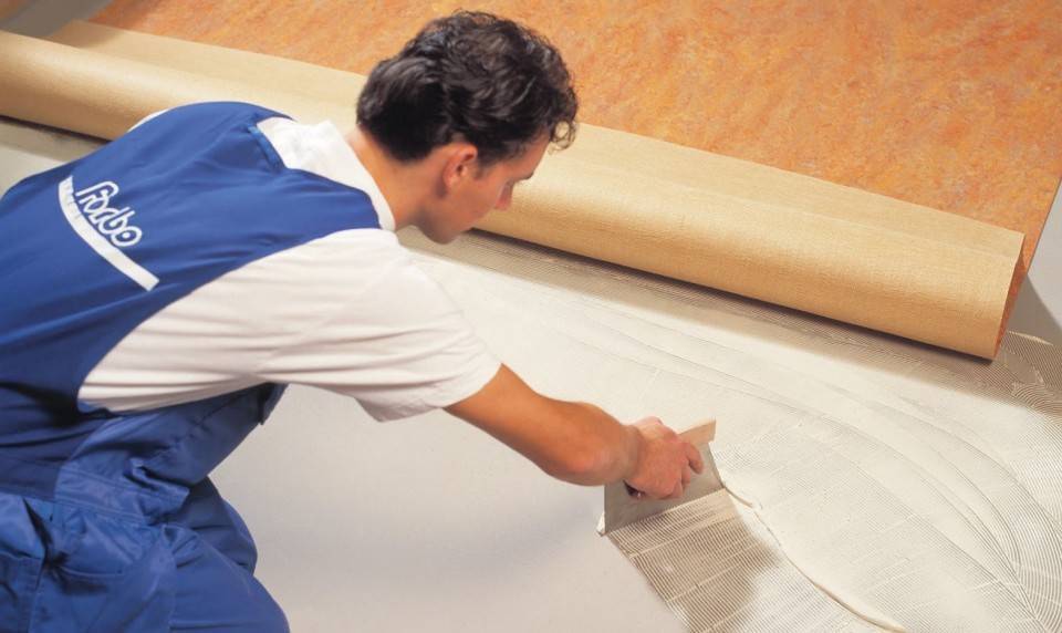 Как настелить линолеум на бетонный пол