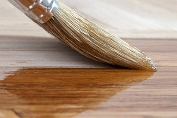 Полиуретановый лак для пола: лучшие марки, правила нанесения на деревянное и бетонное основание
