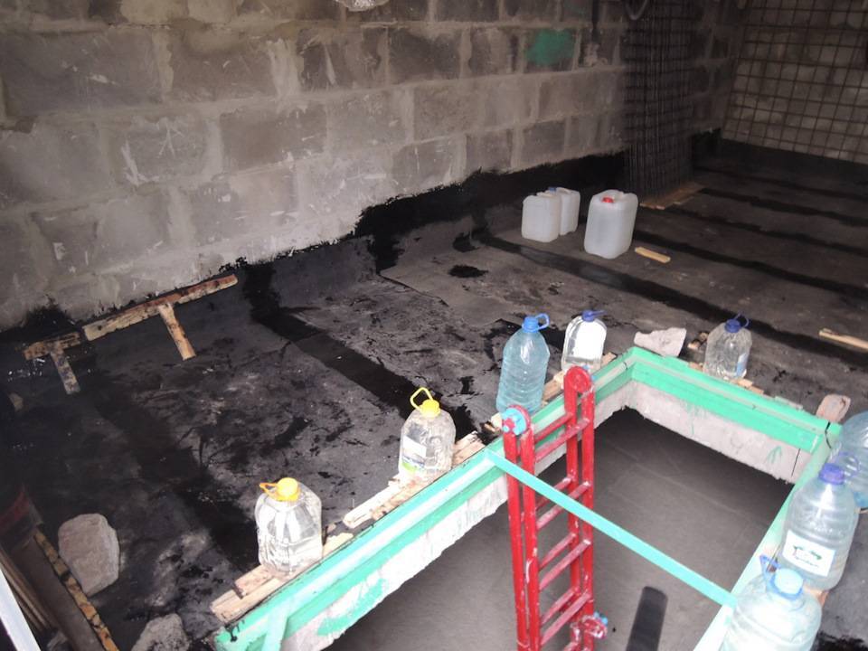 Как сделать бетонный пол в гараже: какой марки бетон нужен, толщина, как выровнять покрытие, чем обработать, устройство по грунту, ремонт, пропорции бетона, фото и видео