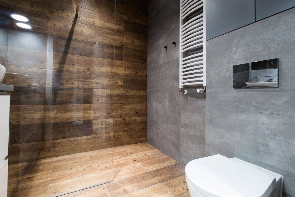 Деревянный пол в ванной комнате