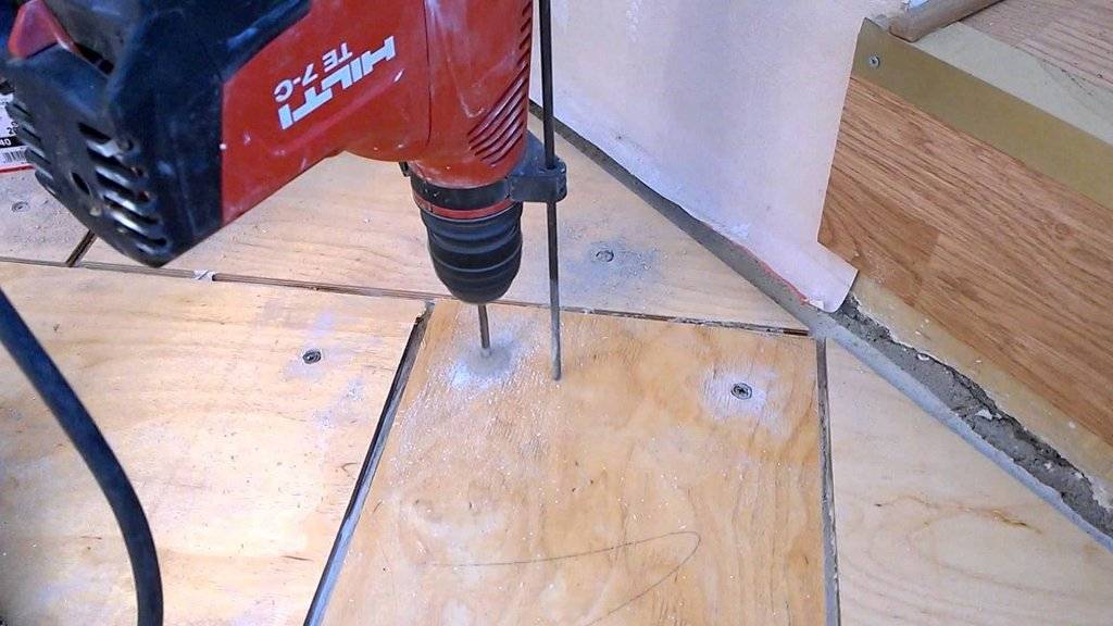 Как приклеить фанеру к бетонному полу?