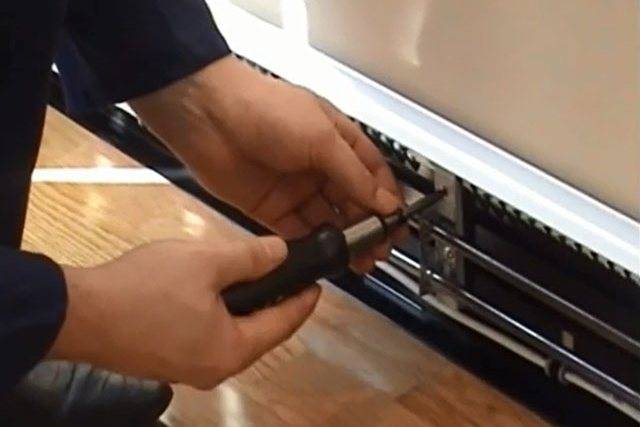 Монтаж плинтусов с кабель каналом: пошаговое выполнение работ в помощь домашнему мастеру