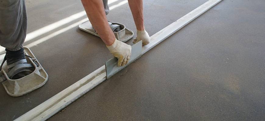 Выставление маяков для стяжки пола