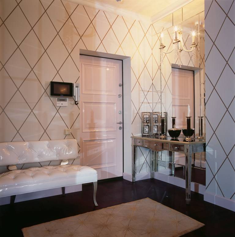 Отделка стен зеркалами в прихожей, ванной, коридоре, кухне, спальне и гостиной