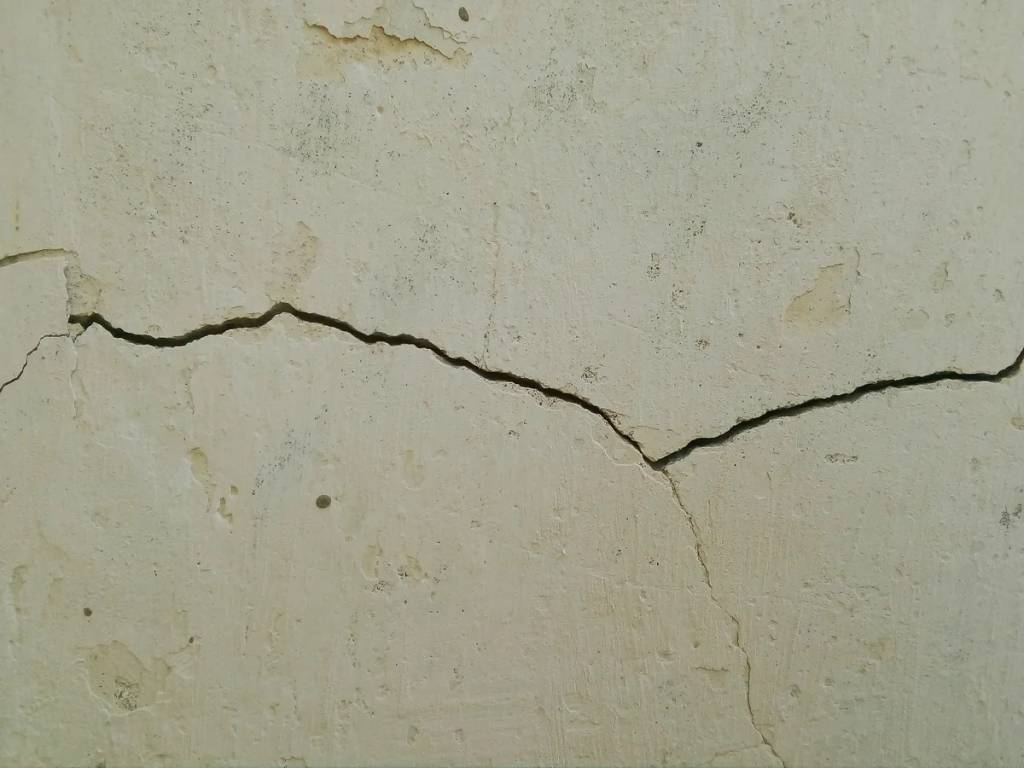 Заделка трещин в стенах внутри квартиры