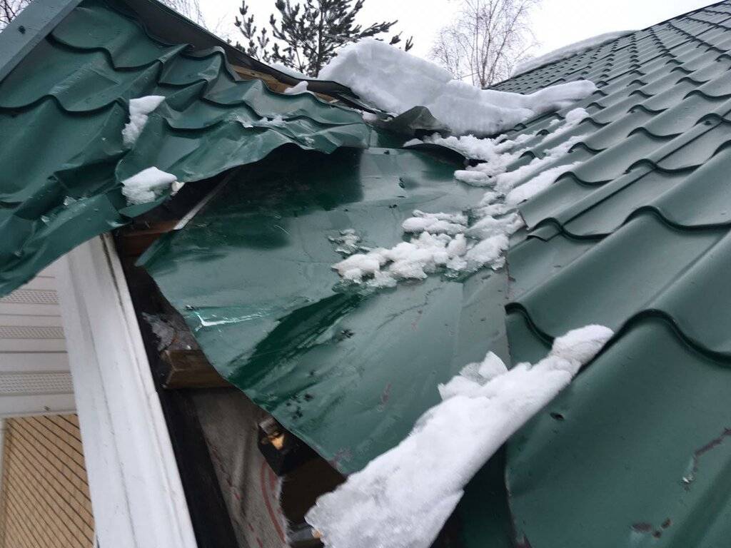 Снегозадержатели на крышу: трубчатый, уголковый и другие, зачем нужна планка снегозащиты на кровле, типы и виды снегозадержателей
