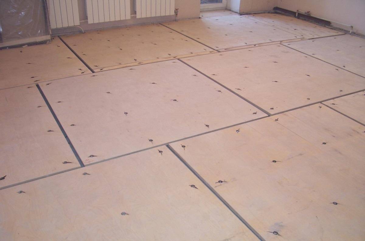 Чем заделать швы между фанерой на полу