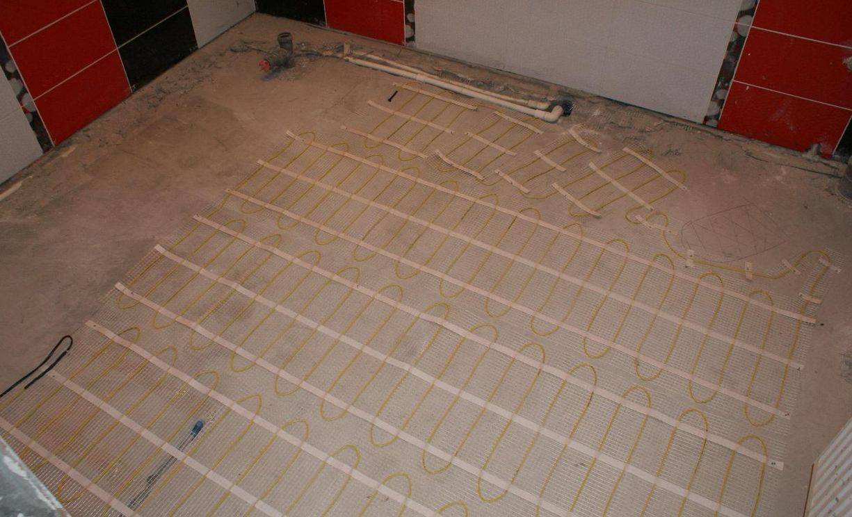 Водяной или электрический: какой тёплый пол лучше