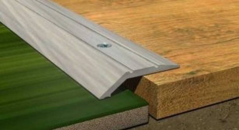 Демонтаж старого и установка нового деревянного дверного порога