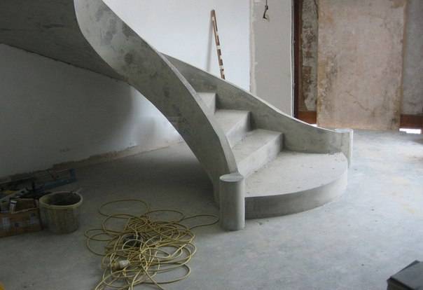 Монолитная бетонная лестница своими руками: разбор этапов строительства по шагам