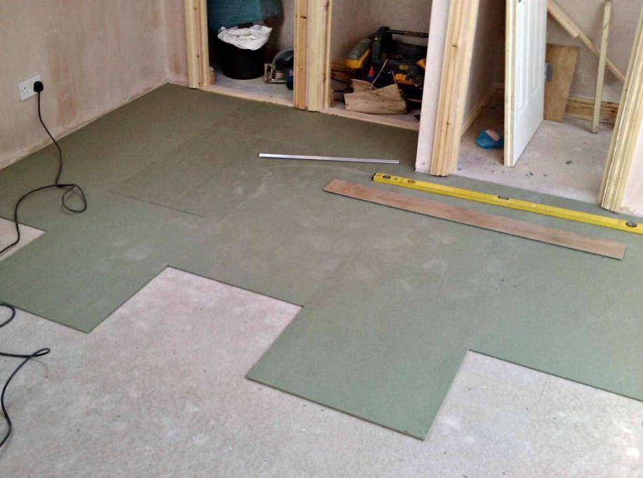 Как положить ламинат на бетонный пол правильно
