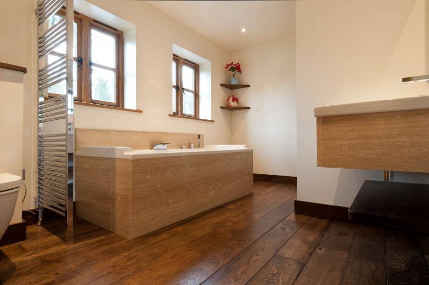 Устройство деревянных полов из тика в ванной комнате