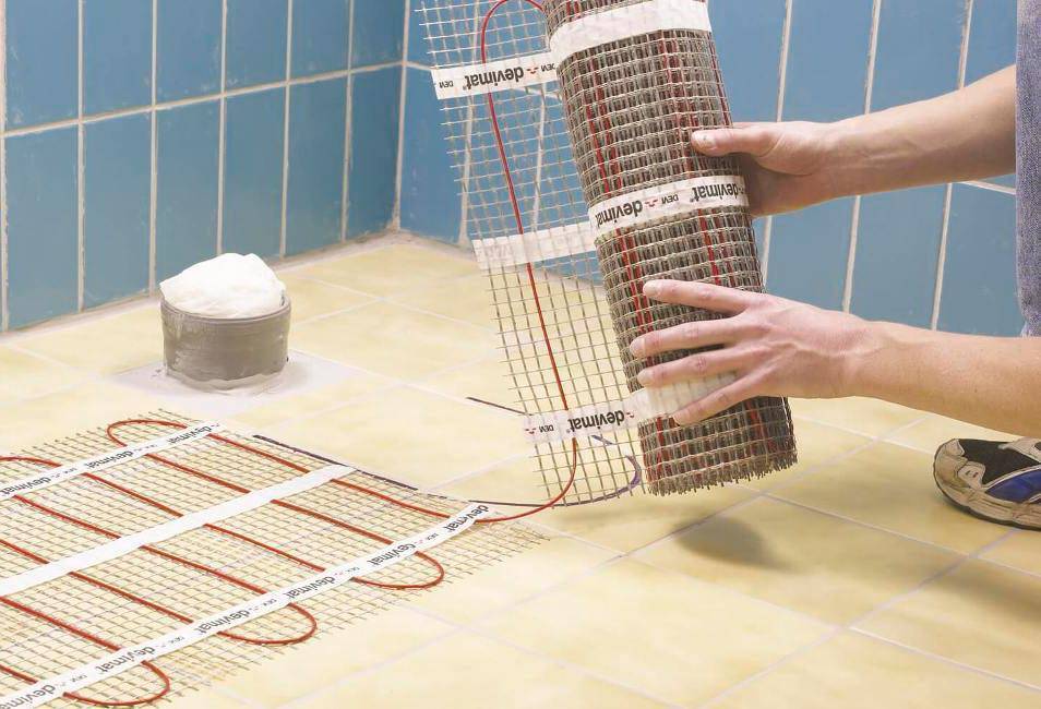 Укладка плитки на теплый пол: виды систем и их монтаж своими руками с пошаговыми инструкциями