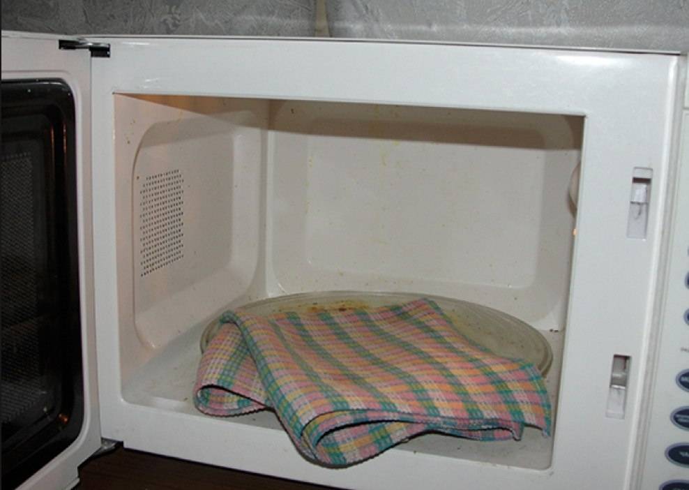 Как отстирать и отбелить грязные кухонные полотенца с помощью микроволновки?