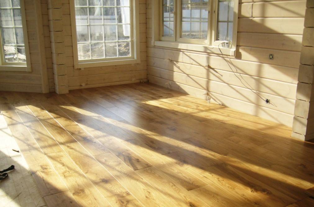 Чем покрыть деревянный пол в доме: советы эксперта