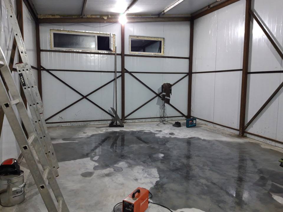 Чем покрасить бетонный пол в гараже: какой краской