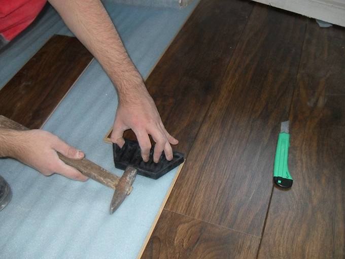 Укладка ламината на бетонный пол с подложкой: порядок работ