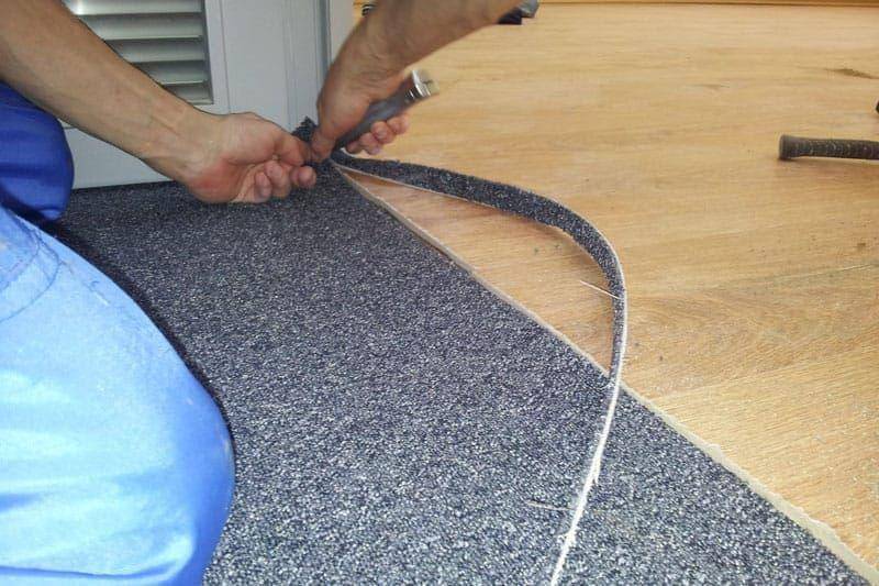 Как стелить ковролин на деревянный пол