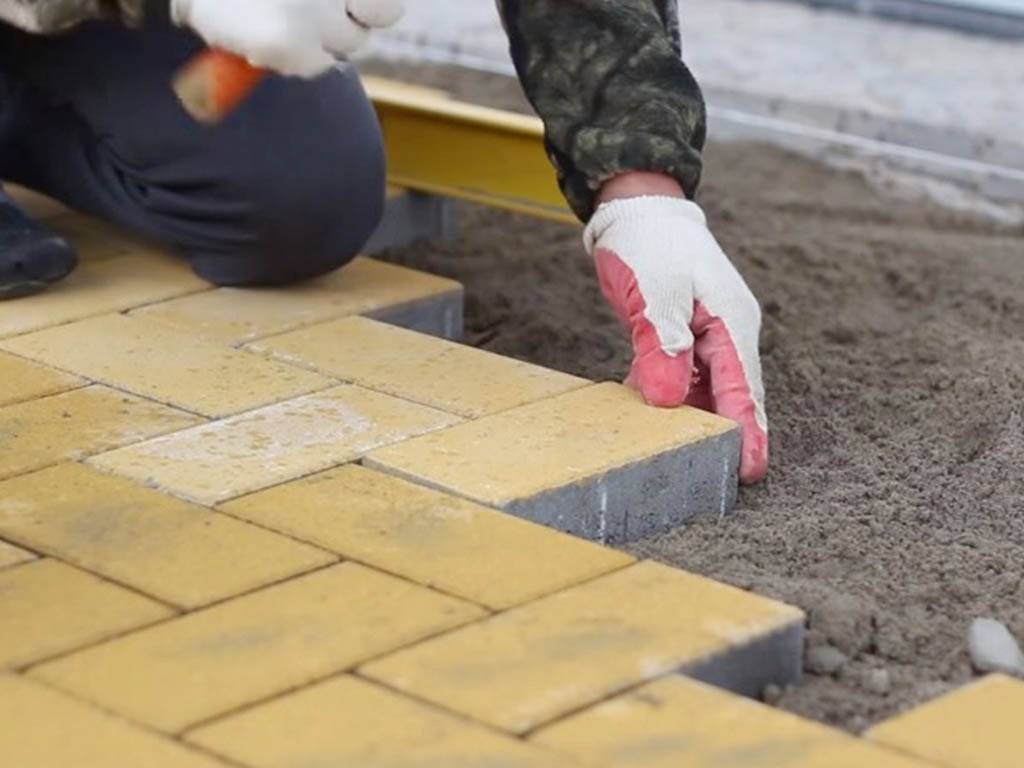 Укладка тротуарной плитки своими руками: пошаговая инструкция и цена работы за м2