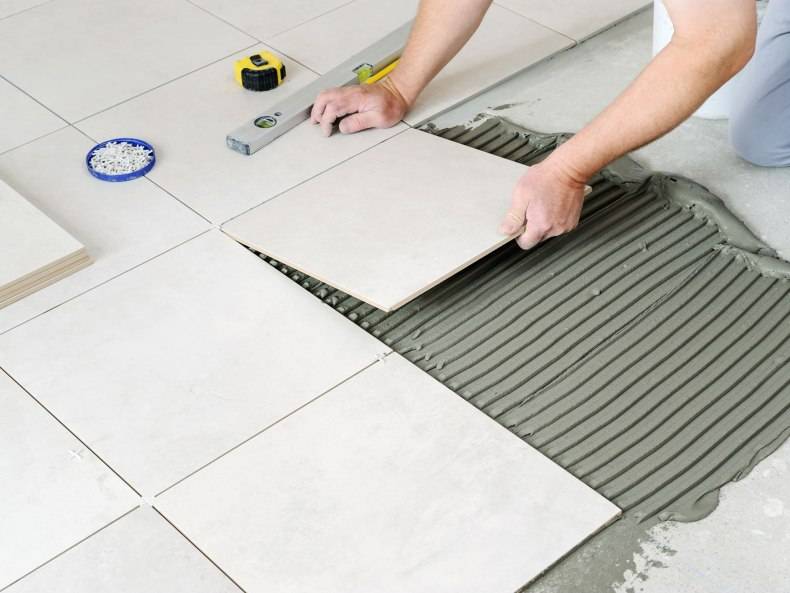 Работа с керамической плиткой: сколько сохнет плиточный клей на полу в ванной комнате и туалете
