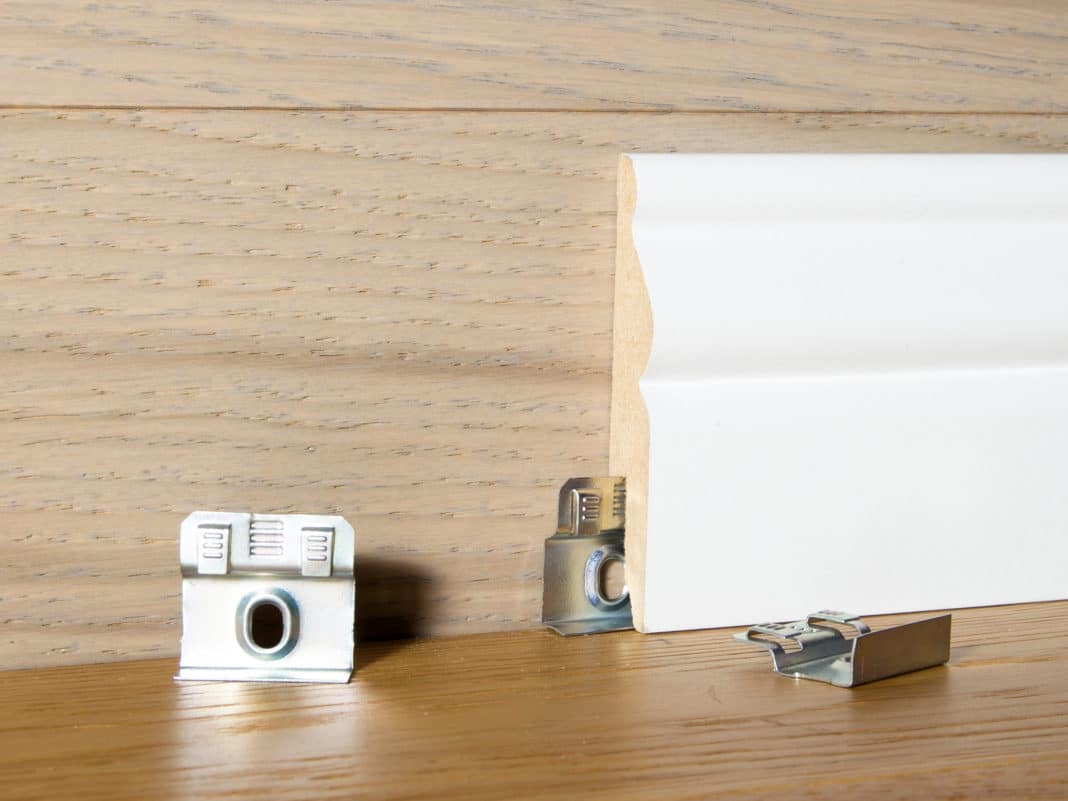 Установка плинтусов на пол